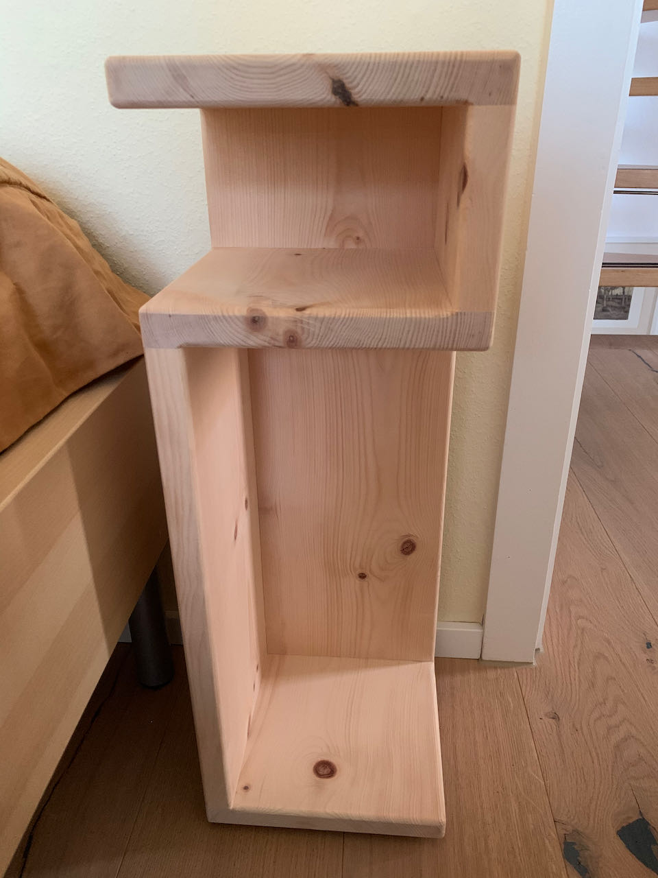 Beistelltisch aus Arvenholz