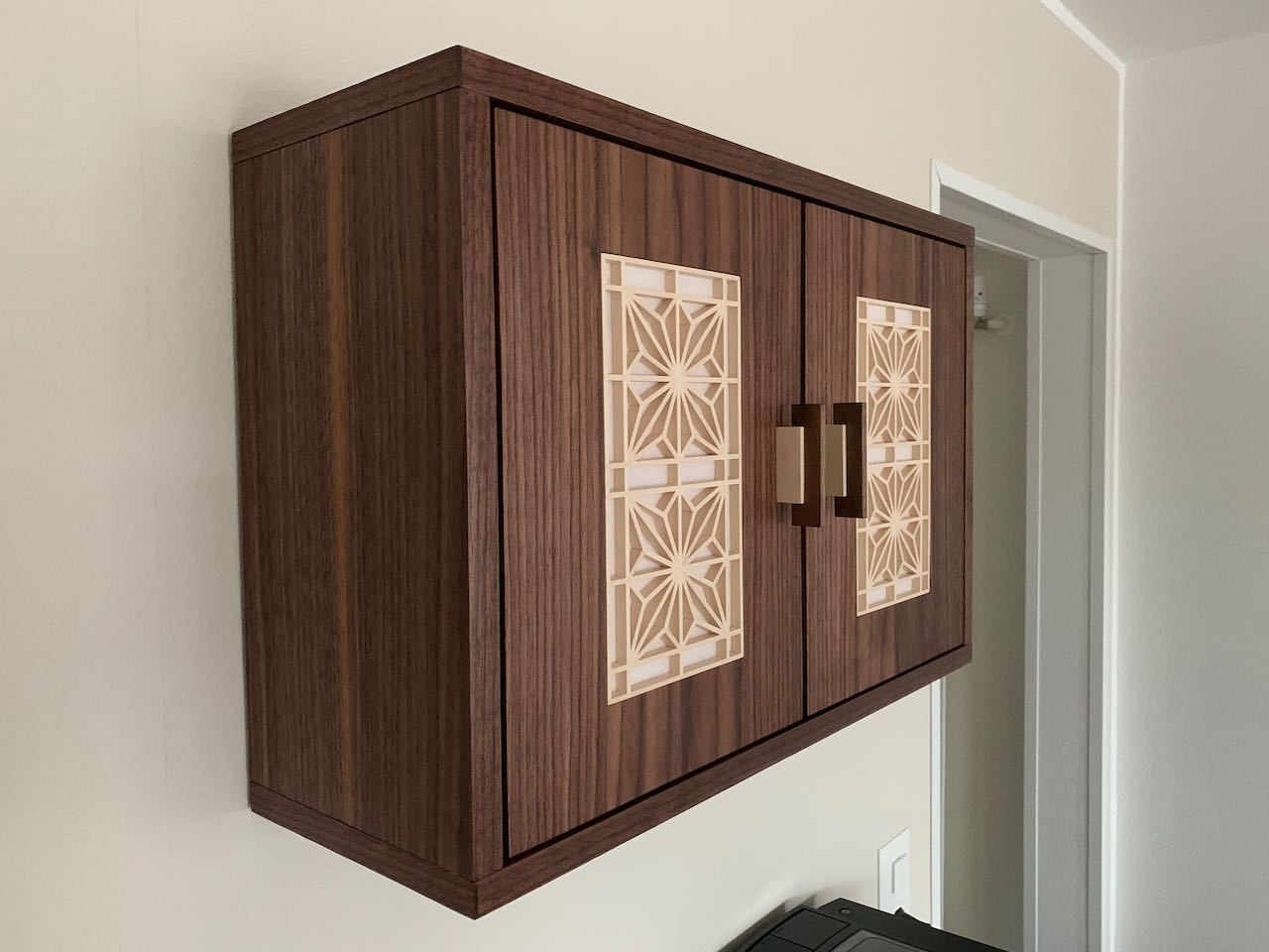 Hängeschrank mit Kumiko Türeinlagen