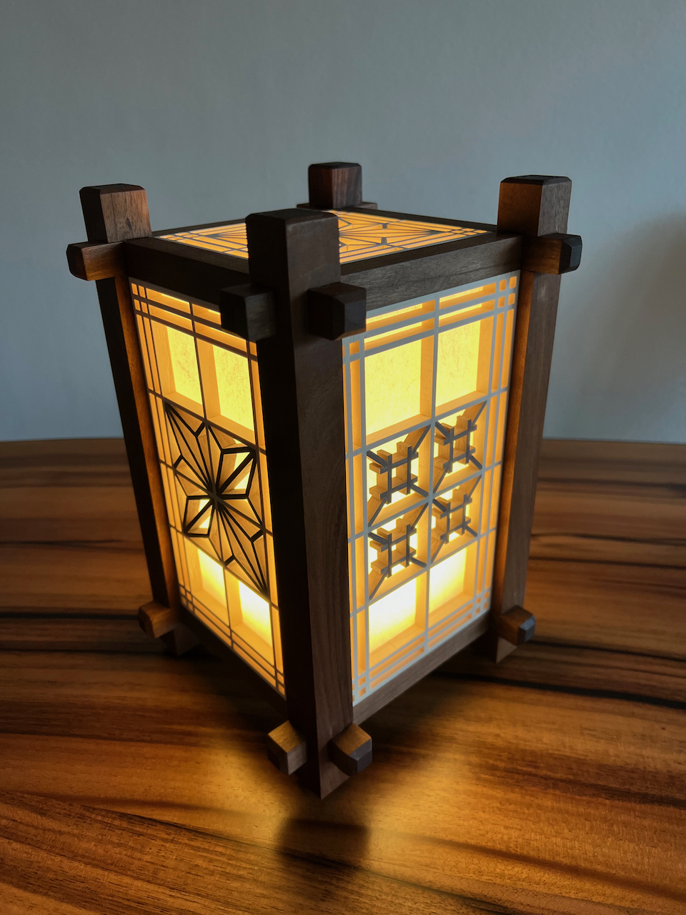 Shoji Lampe mit Kumiko Mustern