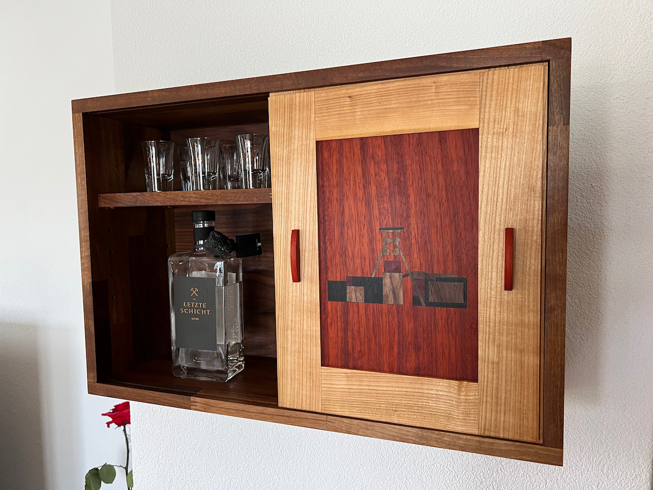Hängeschrank mit Zollverein Intarsienarbeit