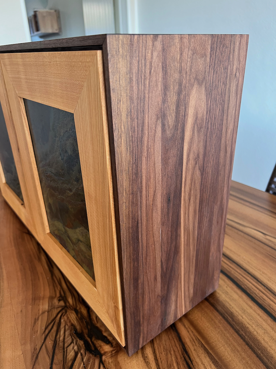 Hängeschrank aus Massivholz Nussbaum/Kirsch und Schiefer Türfüllungen