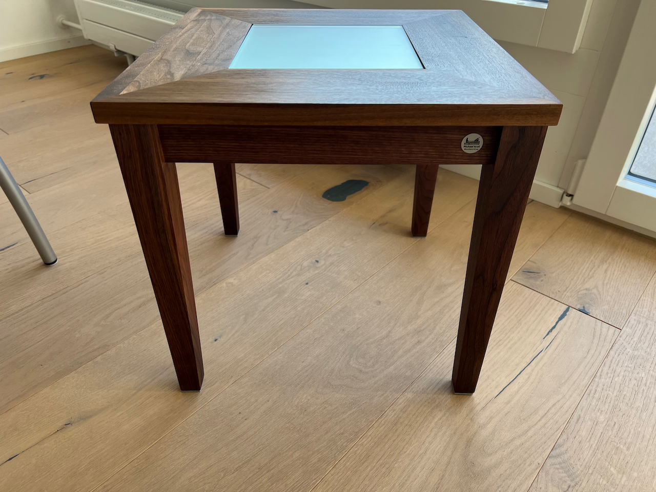 Beistelltisch aus Nussbaum mit Satinglass in der Tischplatte