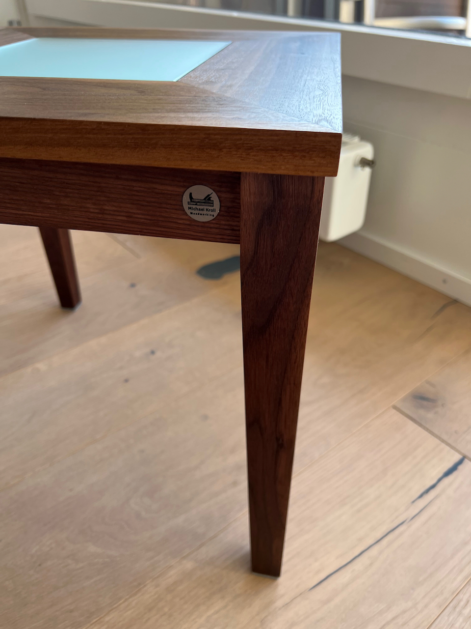 Beistelltisch aus Nussbaum