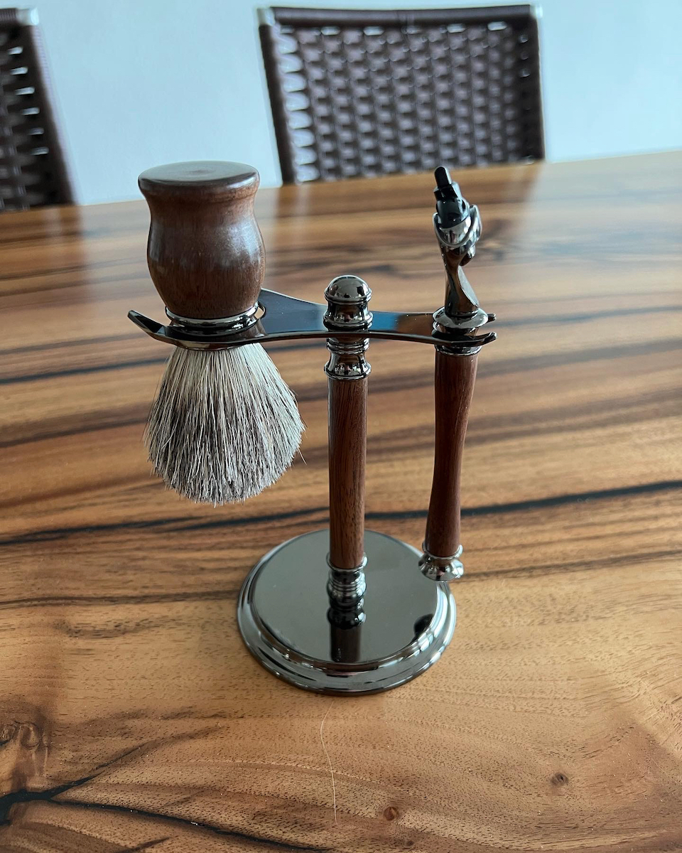 Rasierset bestehend aus einem Gillette Fusion Klingen Rasierer, Dachshaarpinsel und einem passenden Ständer.