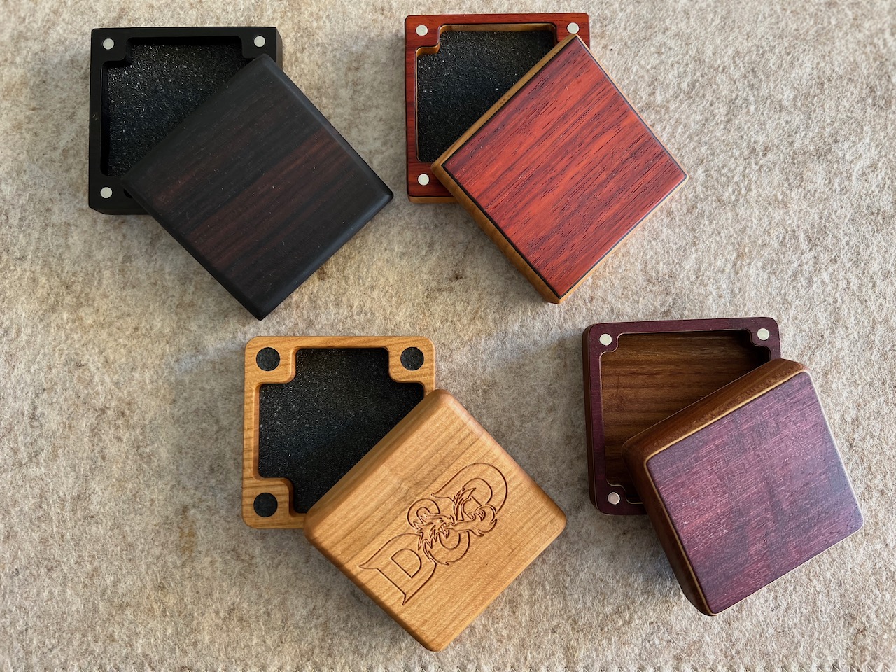 Würfelboxen aus Massivholz.