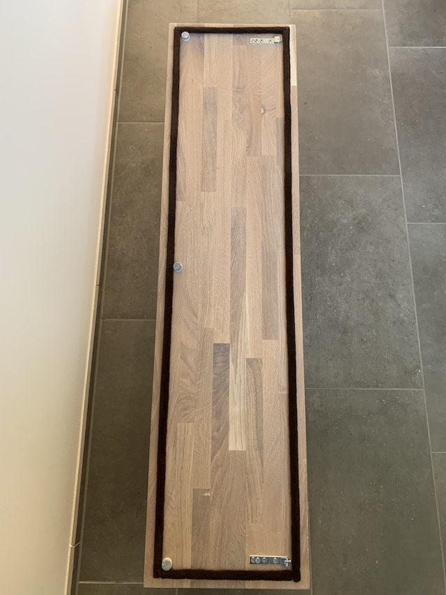 Regal mit aufgeklebter Dichtung