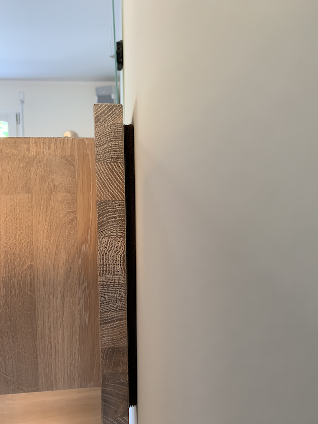 Regal mit Dichtung an der Wand