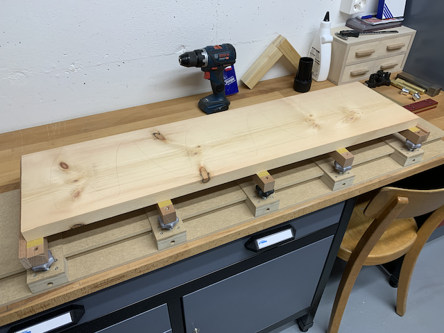 Planhoblen mit den Dickenhobel auf einer entsprechenden Vorrichtung