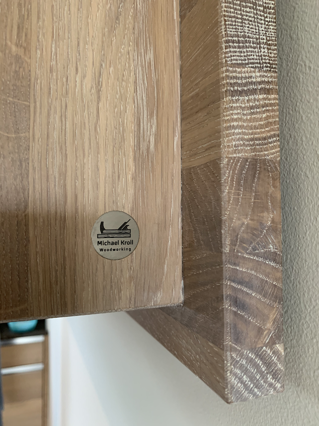 Logo auf dem Küchenregal