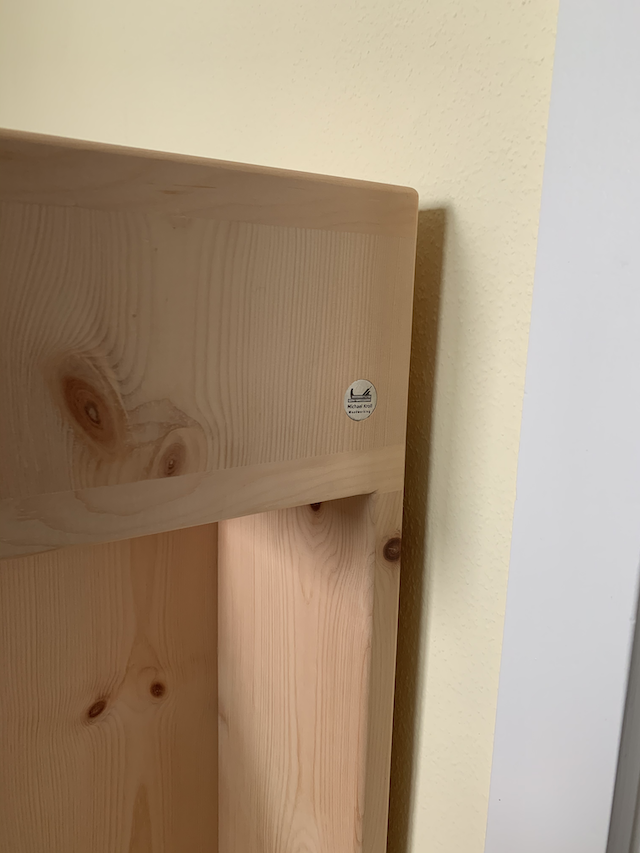 Logo auf dem Beistelltisch