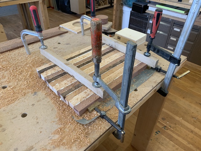 Zu einem Brett verleimt