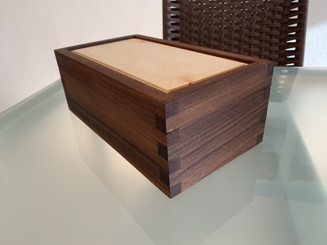 Die Nussbaumkiste geschlossen