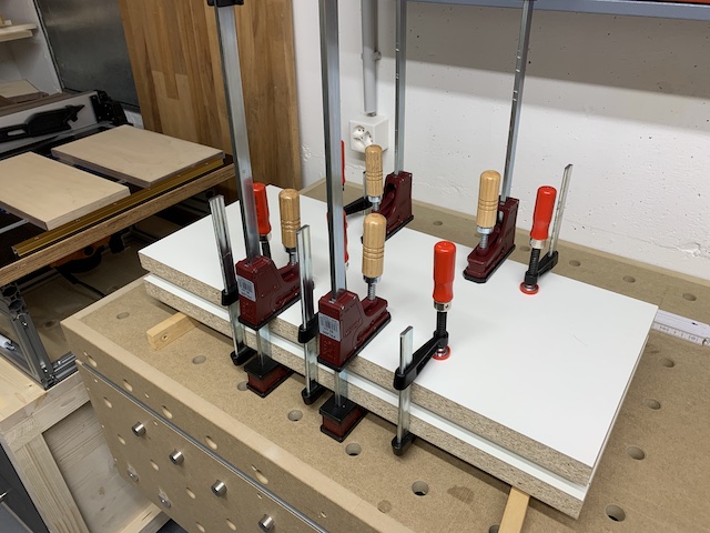 Improvisierte Furnierpresse