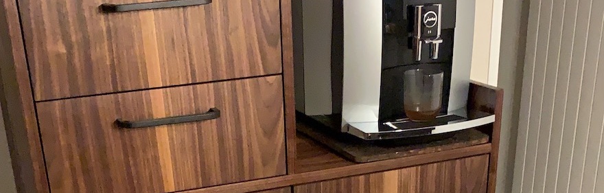 Kommode mit Stellfläche für einen Kaffee Vollautomaten