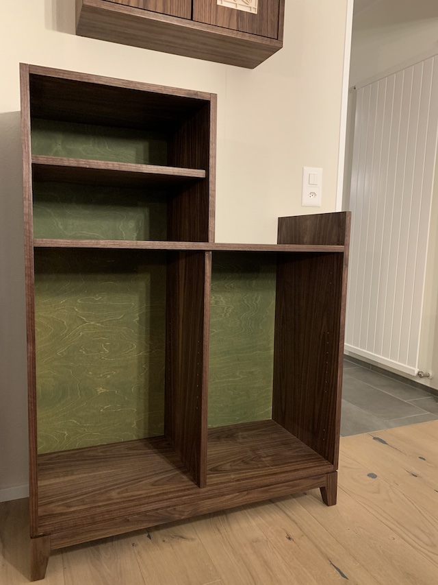 Geölte Kommode mit Sockel